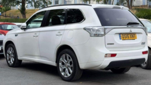 2015 Mitsubishi Outlander 2.0h 12kwh Gx4h CVT 4WD Euro 5 (s/s) 5dr in White — image 3