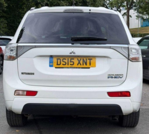 2015 Mitsubishi Outlander 2.0h 12kwh Gx4h CVT 4WD Euro 5 (s/s) 5dr in White — image 4