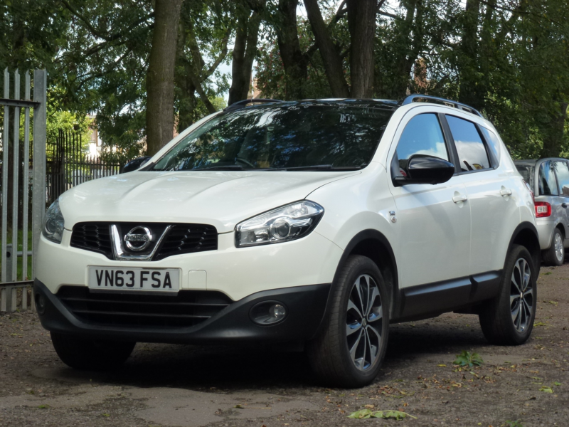 2013 Nissan Qashqai 1.6 360 SUV 5dr Petrol Manual 2WD Euro 5 (117 Ps) in White — image 1