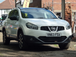 2013 Nissan Qashqai 1.6 360 SUV 5dr Petrol Manual 2WD Euro 5 (117 Ps) in White — image 2