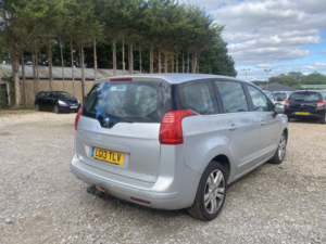 2013 Peugeot 5008 1.6 Hdi Active in Silver — image 3