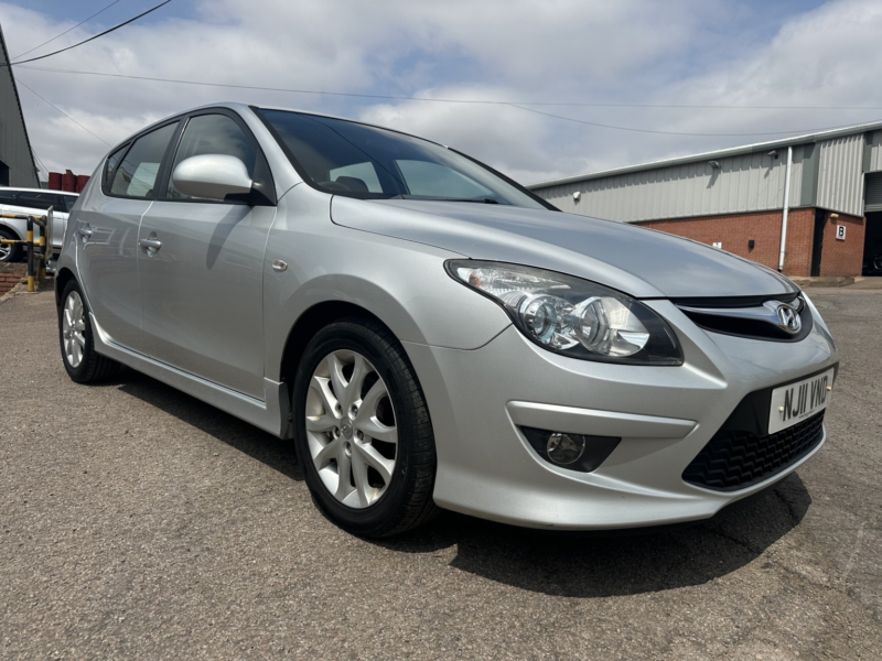 2011 Hyundai I30 1.6 Crdi Comfort in Silver — image 1