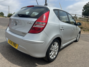 2011 Hyundai I30 1.6 Crdi Comfort in Silver — image 6