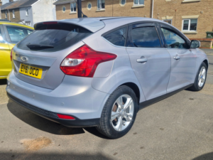 2011 Ford Focus 1.6 Zetec Hatchback 5dr Petrol Manual Euro 5 (125 Ps) in Silver — image 3