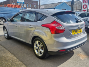 2011 Ford Focus 1.6 Zetec Hatchback 5dr Petrol Manual Euro 5 (125 Ps) in Silver — image 6