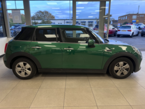 2020 MINI Hatch 1.5 5-Door Hatch One Classic in Green — image 4