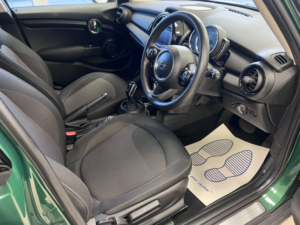 2020 MINI Hatch 1.5 5-Door Hatch One Classic in Green — image 5