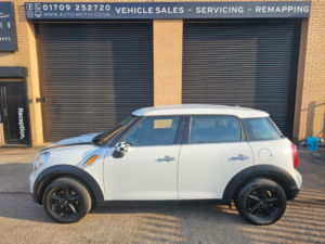2012 MINI Countryman 1.6 Cooper Countryman in White — image 2