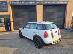 2012 MINI Countryman 1.6 Cooper Countryman in White — image 3