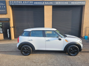 2012 MINI Countryman 1.6 Cooper Countryman in White — image 6