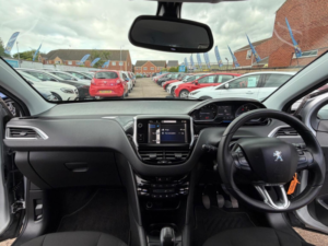 2013 Peugeot 208 1.2 Vti Puretech Allure Euro 5 5dr in Silver — image 2