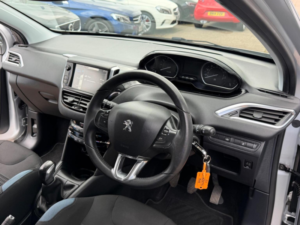 2013 Peugeot 208 1.2 Vti Puretech Allure Euro 5 5dr in Silver — image 3