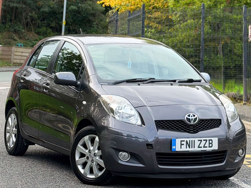 2011 Toyota Yaris 1.4 D-4d T Spirit Hatchback 5dr Diesel Manual Euro 5 (90 Ps) in Grey — image 1