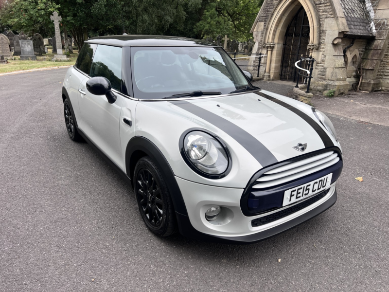 2015 MINI Hatch 1.5 Cooper D 3-Door Hatch in Silver — image 1