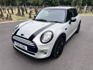 2015 MINI Hatch 1.5 Cooper D 3-Door Hatch in Silver — image 5