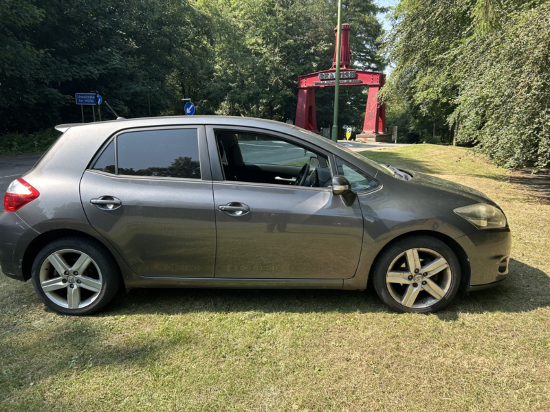 2012 Toyota Auris 1.6 V-Matic Sr in Grey — image 1