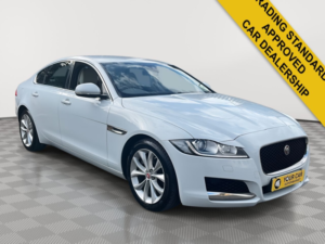 2017 Jaguar Xf 2.0i Prestige Saloon 4dr Petrol Auto Euro 6 (s/s) (200 Ps) in White — image 2