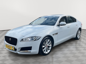 2017 Jaguar Xf 2.0i Prestige Saloon 4dr Petrol Auto Euro 6 (s/s) (200 Ps) in White — image 3
