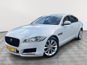 2017 Jaguar Xf 2.0i Prestige Saloon 4dr Petrol Auto Euro 6 (s/s) (200 Ps) in White — image 4