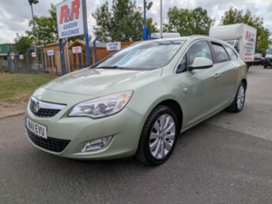 2011 Vauxhall Astra 1.6 16v Se Estate in Green — image 2