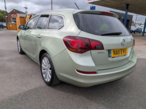 2011 Vauxhall Astra 1.6 16v Se Estate in Green — image 3