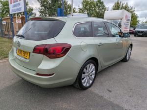 2011 Vauxhall Astra 1.6 16v Se Estate in Green — image 4