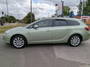 2011 Vauxhall Astra 1.6 16v Se Estate in Green — image 5