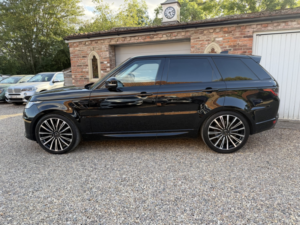 2020 Land Rover Range Rover Sport 3.0 Sd V6 Hse in Black — image 4