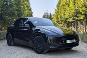 2025 Tesla Model Y Long Range Auto Rwd 5dr in Black — image 2