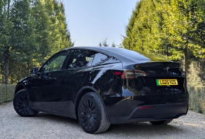 2025 Tesla Model Y Long Range Auto Rwd 5dr in Black — image 4
