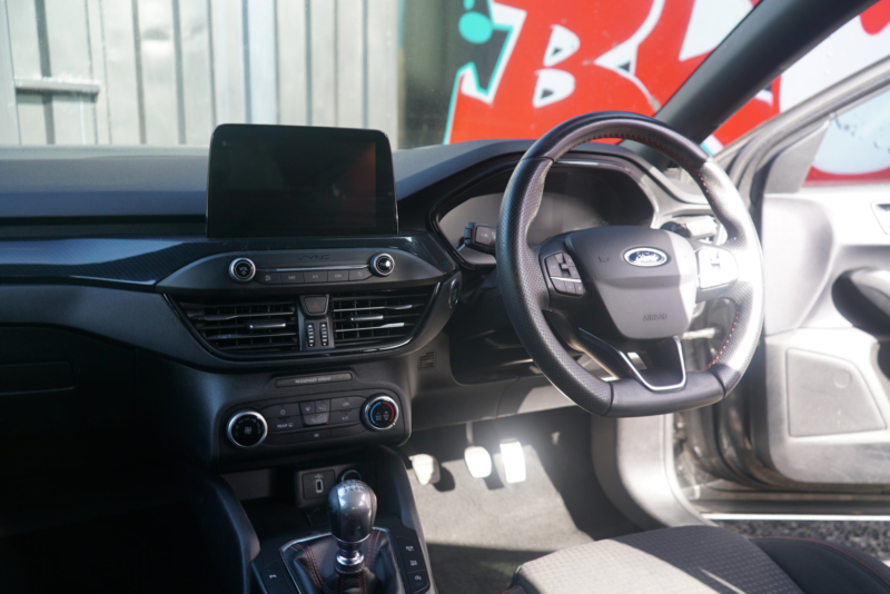 2017 Volkswagen Golf 2.0 Tsi Bluemotion Tech R Estate 5dr Petrol DSG 4motion Euro 6 (s/s) (300 Ps) in Black — image 1