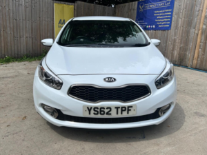 2013 Kia Ceed 1.6 Crdi Ecodynamics 2 Euro 5 (s/s) 5dr in White — image 2