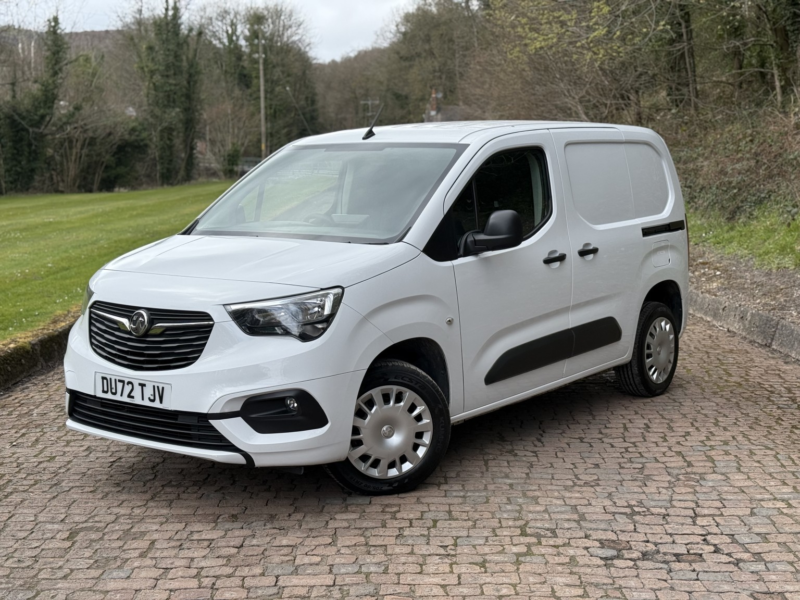 2022 Vauxhall Combo 1.5 Turbo D 2300 Sportive in White — image 1