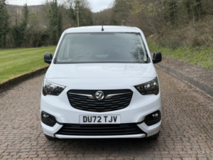 2022 Vauxhall Combo 1.5 Turbo D 2300 Sportive in White — image 2
