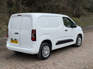 2022 Vauxhall Combo 1.5 Turbo D 2300 Sportive in White — image 3
