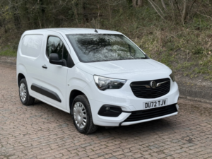 2022 Vauxhall Combo 1.5 Turbo D 2300 Sportive in White — image 4