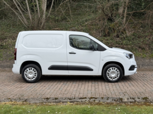 2022 Vauxhall Combo 1.5 Turbo D 2300 Sportive in White — image 6