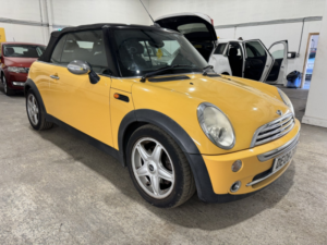 2008 MINI Convertible 1.6 One Convertible in Yellow — image 5