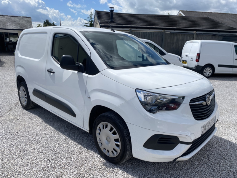 2020 Vauxhall Combo 1.6 Turbo D 2300 Sportive in White — image 1