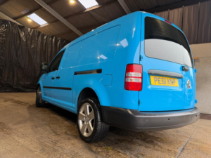 2011 Volkswagen Caddy Maxi 1.6 Tdi C20 Maxi Fwd 5dr in Blue — image 4