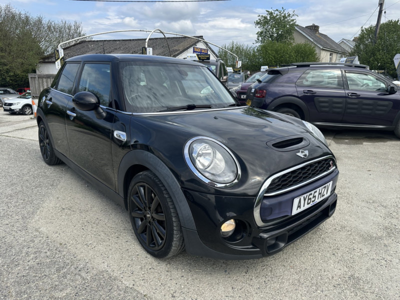 2015 MINI Hatch 2.0 5-Door Hatch Cooper S in Black — image 1