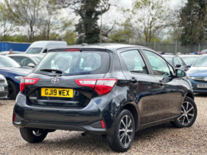 2019 Toyota Yaris 1.5 Vvt-I Icon Tech Euro 6 5dr in Black — image 3
