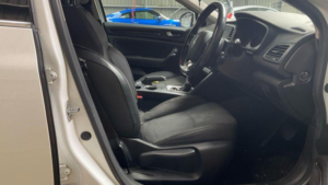 2019 Renault Megane 1.5 Blue Dci Play Sport Tourer Edc Euro 6 (s/s) 5dr in White — image 6
