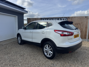 2014 Nissan Qashqai 1.2 Dig-T Acenta in White — image 4