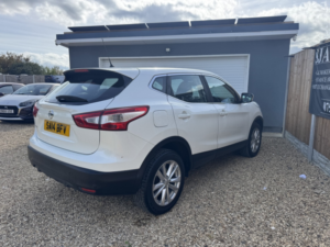 2014 Nissan Qashqai 1.2 Dig-T Acenta in White — image 6