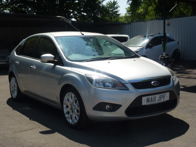 2011 Ford Focus 1.6 Zetec Hatchback 5dr Petrol Manual (159 G/km, 99 Bhp) in Silver — image 1