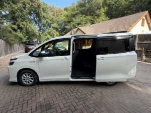 2014 Toyota Voxy 1.8 Hybrid Synergy Drive Auto 7 Seater in White — image 5