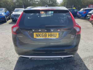 2018 Volvo V60 Cross Country 2.4 Cross Country Lux Nav D4 AWD in Black — image 6
