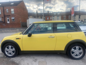2004 MINI Hatch 1.6 One CVT Euro 4 3dr in Yellow — image 4