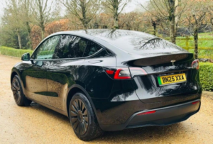 2025 Tesla Model Y Long Range Auto Rwd 5dr in Black — image 4